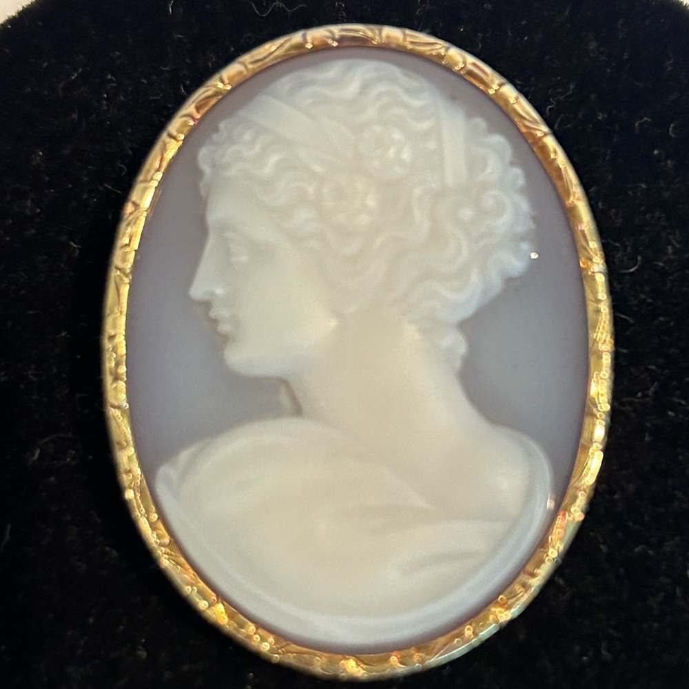 Antique Victorian Hard stone Cameo in 18k Gold